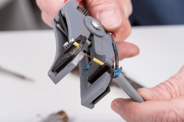 bir elektrikçi iş başında