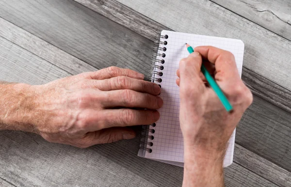 Prendere appunti su un libro tascabile — Foto Stock