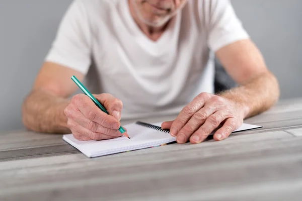 Ein Mann, der Notizen macht — Stockfoto