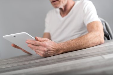 bir adam bir tablet kullanma