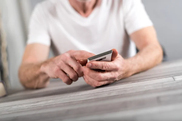 Um homem usando um smartphone — Fotografia de Stock