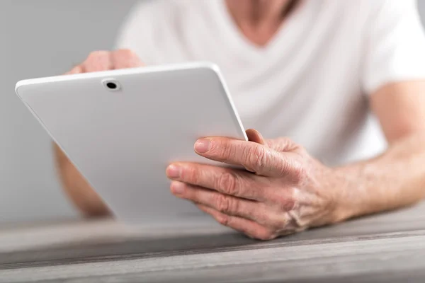 Een man met een Tablet PC — Stockfoto