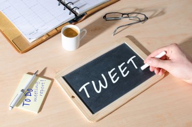 Kara tahta üzerinde kelime tweet