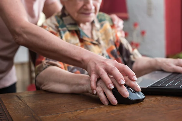Formation d'une personne âgée aux nouvelles technologies — Photo