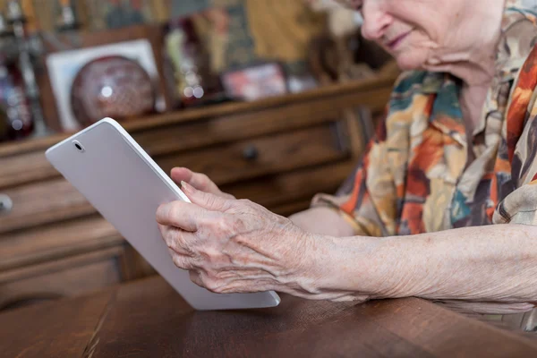 Femme âgée utilisant une tablette — Photo