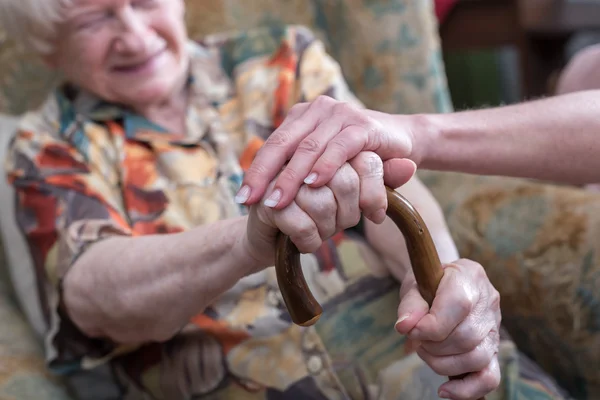 Segítségnyújtás, az idősek — Stock Fotó