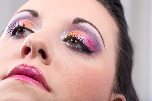 Mujer joven con maquillaje de moda —  Fotos de Stock