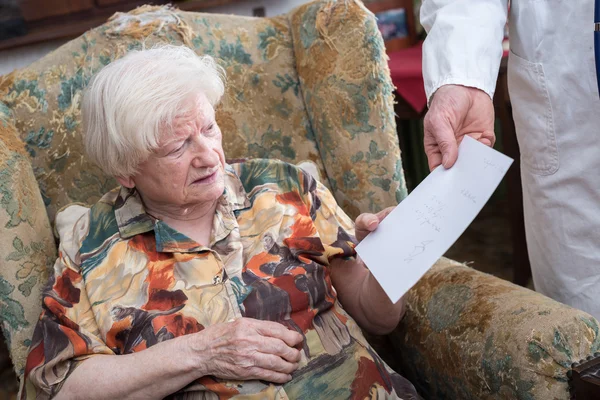 Медицинская помощь пожилых людей на дому — стоковое фото