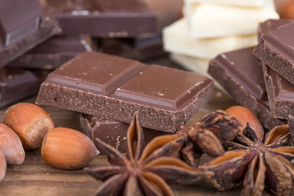 Pedazos de chocolate con ingredientes — Foto de Stock