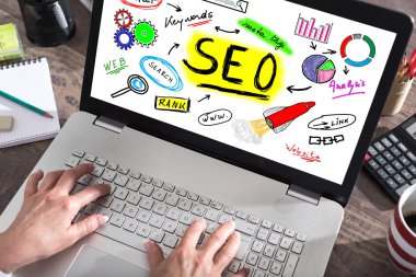 SEO kavramı bir laptop ekranında