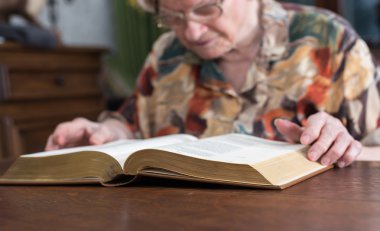Kitap okuyan yaşlı bir kadın.