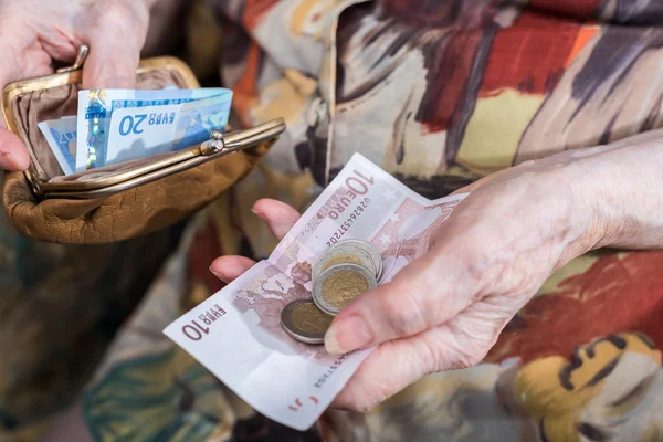 Velha mulher contando seu dinheiro — Fotografia de Stock