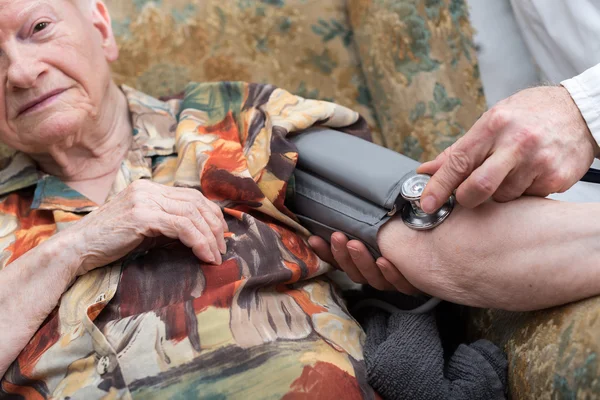 Home orvosi segítségnyújtás, az idősek — Stock Fotó