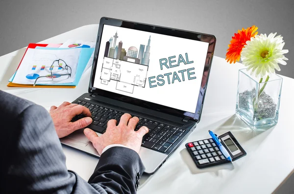 Real estate concept on a laptop screen — Stock Photo, Image