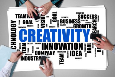 Yaratıcılık kelime bulutu kavramı bir masa üzerine yerleştirilen
