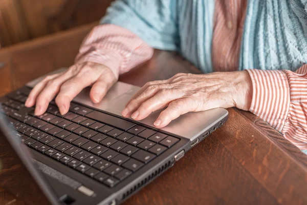 Vieille femme utilisant un ordinateur portable — Photo