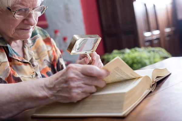 Anciana leyendo un libro — Foto de Stock
