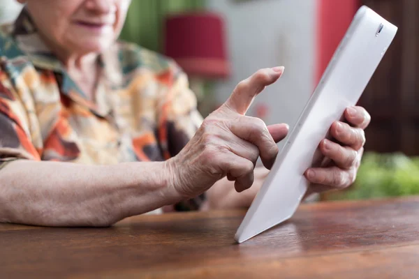 Femme âgée utilisant une tablette — Photo