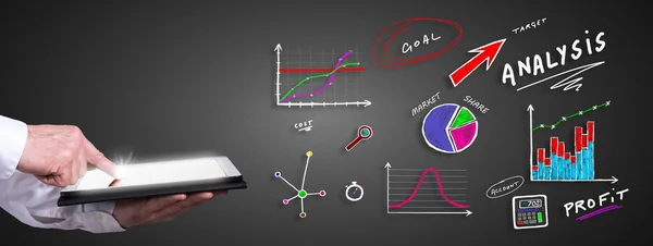 Concept d'analyse avec l'homme utilisant une tablette — Photo