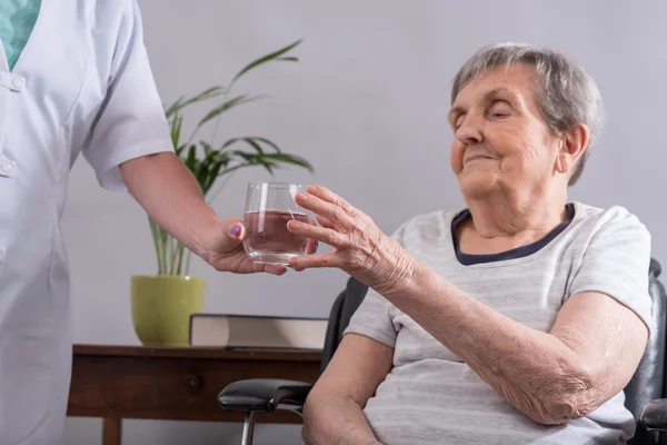 Enfermera que cuida de una persona mayor — Foto de Stock