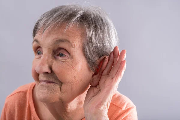 Mujer vieja con problemas de oído — Foto de Stock