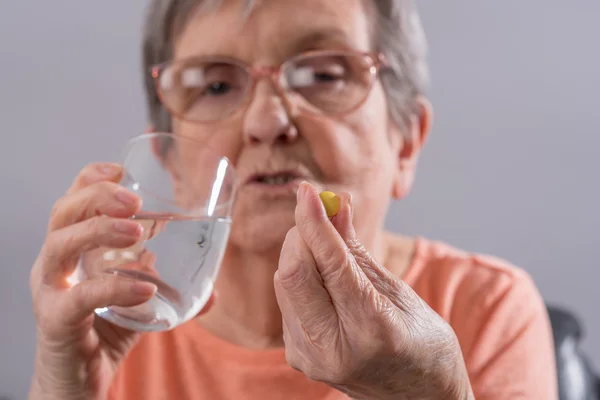 Mujer anciana tomando medicamentos — Foto de Stock