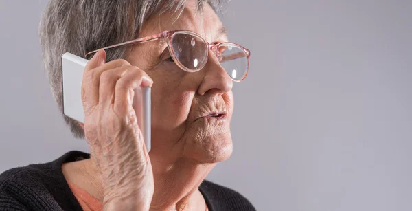 Mulher Sênior e novas tecnologias — Fotografia de Stock