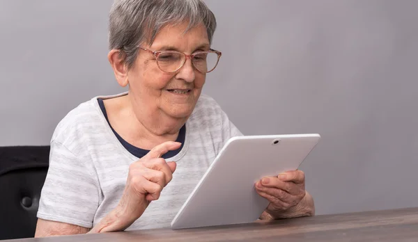 Femme âgée et nouvelles technologies — Photo