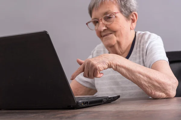 Senior woman and new technologies — Stock Photo, Image
