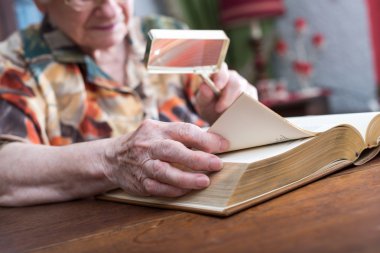 Kitap okuyan yaşlı bir kadın.