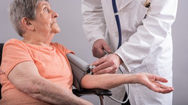 Yaşlı bir kadının kan basıncı onay