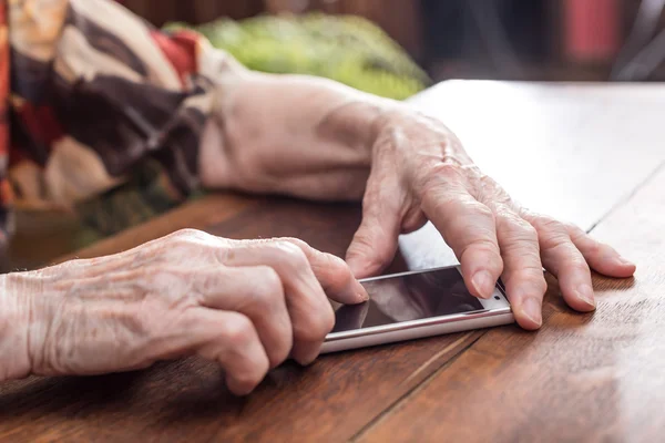 Personne âgée utilisant un smartphone — Photo