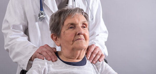 Старшая женщина в больнице
