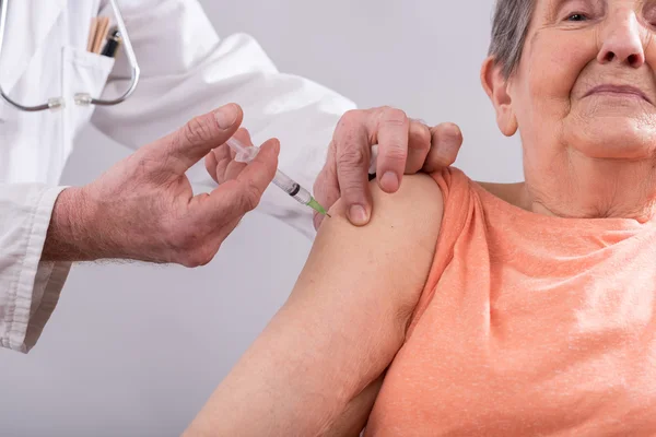 Senior vrouw krijgen van een injectie — Stockfoto