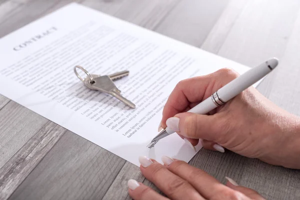 Customer signing a real estate contract — Stock Photo, Image