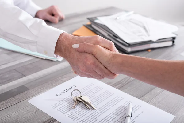 Handshake in a real estate transaction — Stock Photo, Image