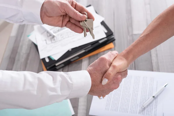 Handshake in a real estate transaction — Stock Photo, Image