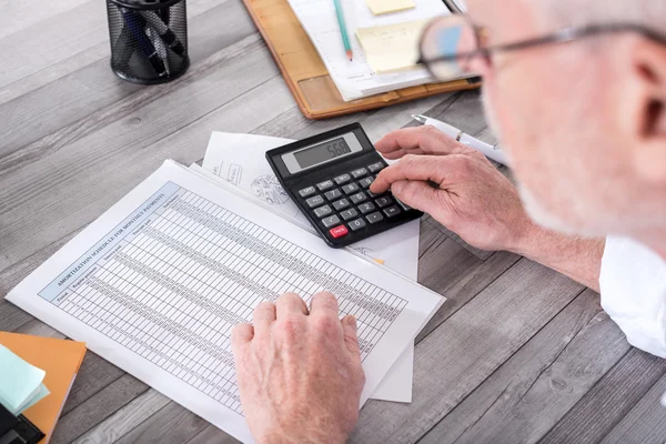 Empresario haciendo su contabilidad —  Fotos de Stock