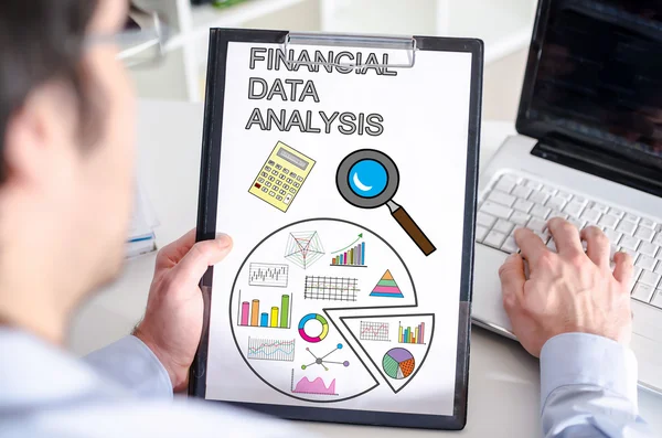 Concept d'analyse des données financières sur un presse-papiers — Photo