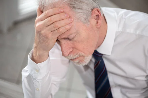 Stressad Affärsman Sitter Ämbetet Med Handen Pannan — Stockfoto