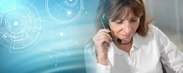 Retrato Del Operador Línea Ayuda Femenina Auriculares Bandera Panorámica —  Fotos de Stock