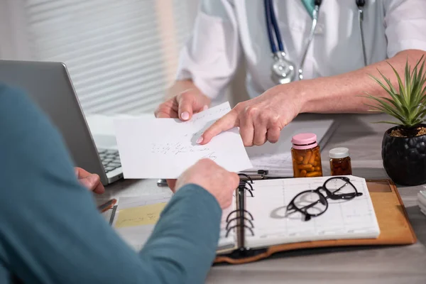 Ärztin Gibt Ihrem Patienten Arztpraxis Ein Rezept — Stockfoto
