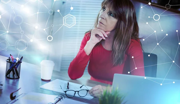 Retrato Mujer Negocios Madura Reflexiva Mirando Hacia Arriba Efecto Luz —  Fotos de Stock