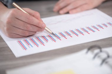 İş kadını pazarlama verilerini analiz ediyor