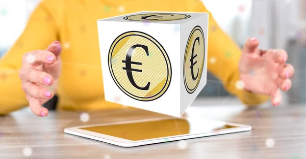 Ψηφιακό Tablet Την Έννοια Ευρώ Μεταξύ Των Χεριών Μιας Γυναίκας — Φωτογραφία Αρχείου