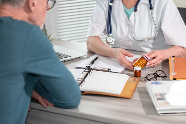 Kvinnlig Läkare Som Förklarar Medicin För Sin Patient Läkarmottagningen — Stockfoto