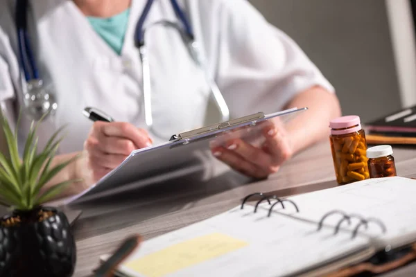 Médecin Femme Prenant Des Notes Sur Presse Papiers Sur Lieu — Photo