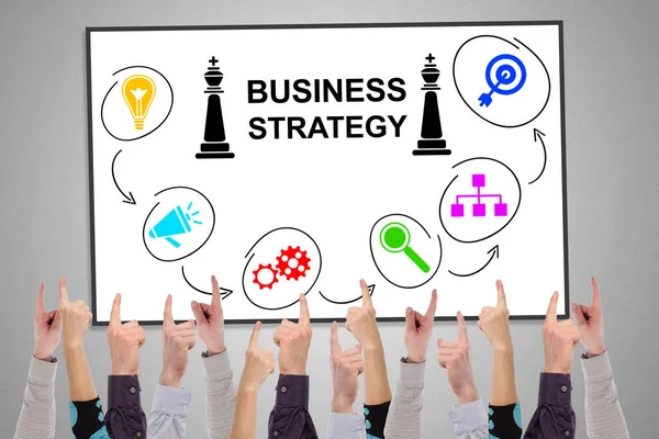 複数の指が指摘するホワイトボード上の事業戦略コンセプト — ストック写真