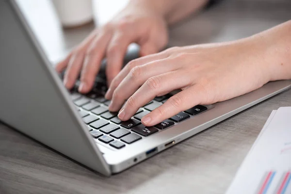 Vrouwelijke Handen Typen Laptop Toetsenbord — Stockfoto