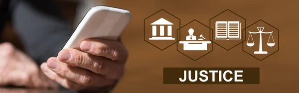 Mão Segurando Telefone Mobil Com Conceito Justiça Fundo — Fotografia de Stock